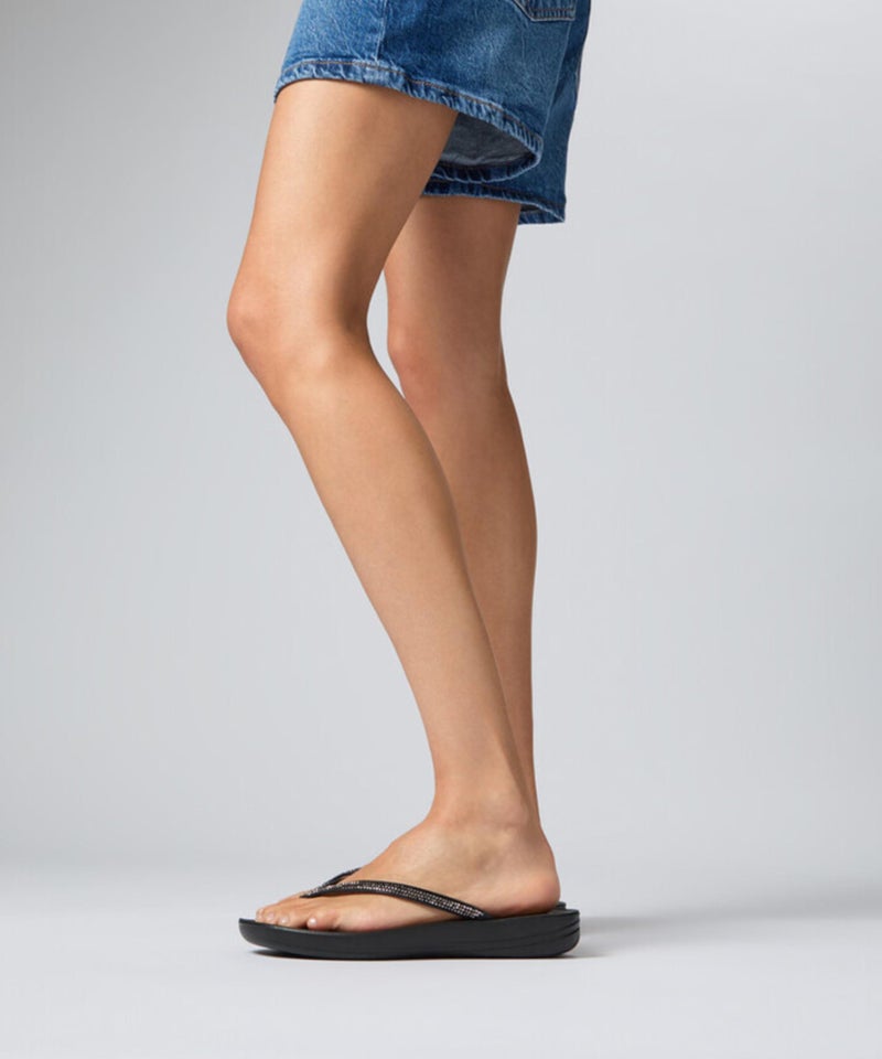 FitFlop صنادل فيت فلوب النسائية iQushion المتلألئة المريحة للمشي، خفيفة الوزن ومقاومة للماء، صنادل ثونغ مبطنة للنساء مع قاعدة غير قابلة للانزلاق ودعم للقوس، صنادل شاطئية مطاطية، سوداء، 7 أمريكي - Image 3